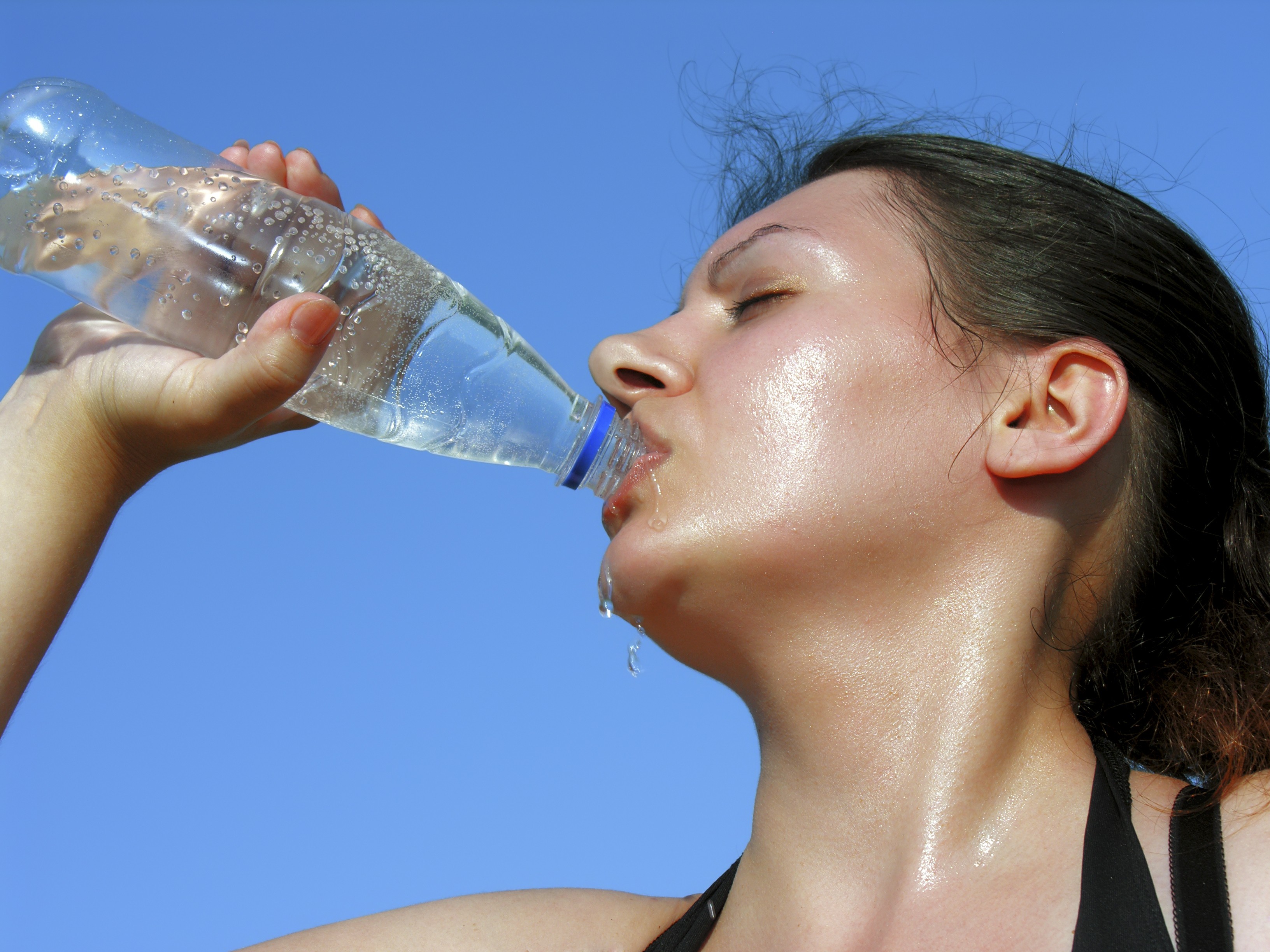 Почему в жару пьют. Пить воду. Питьевая вода. Жажда воды. Холодная вода питьевая.
